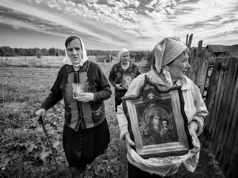 Можно ли ставить рядом с иконами фотографии умерших